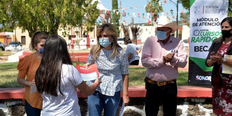 Entregó Gobernadora Becas, apoyos de vivienda y obras en 5 municipios de Sonora