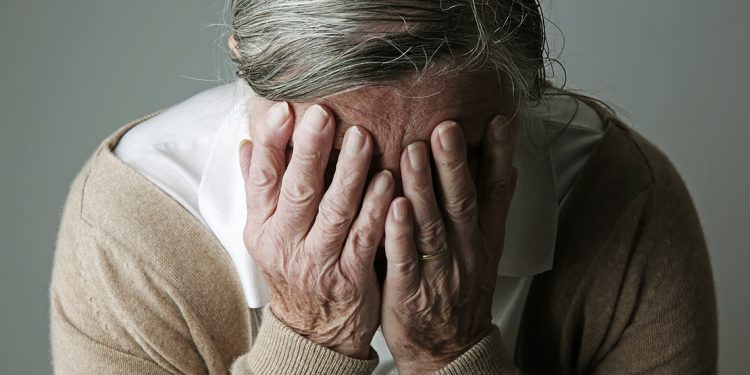 Debemos de estar alerta a los síntomas de Alzheimer en adultos mayores
