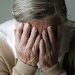 Debemos de estar alerta a los síntomas de Alzheimer en adultos mayores