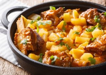 Chambarete de cerdo con papa en salsa roja, ¡toda una delicia!