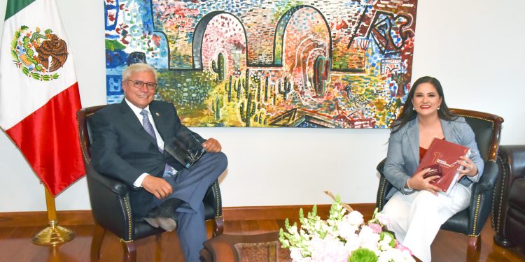 Comparte Alcaldesa experiencias con Gobernador de Baja California en Hermosillo