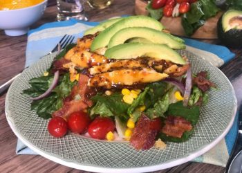 Ensalada de pollo agridulce con miel y mostaza