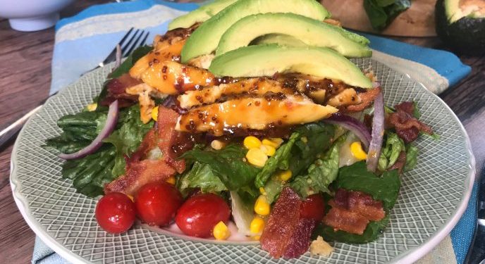 Ensalada de pollo agridulce con miel y mostaza