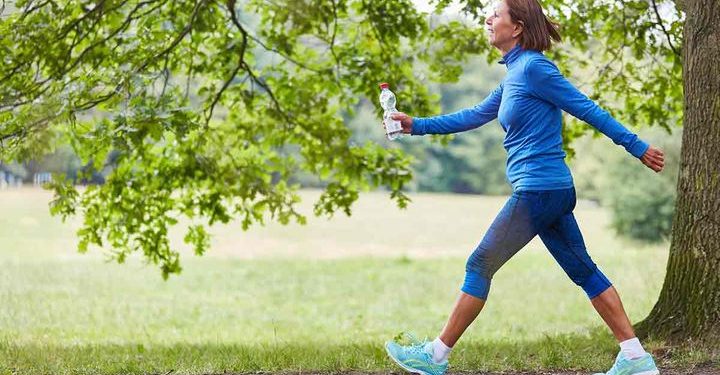 Maneras de fortalecer los huesos mientras caminas