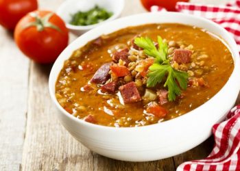 Cocina las mejores lentejas charras ¡con chorizo y salchicha!