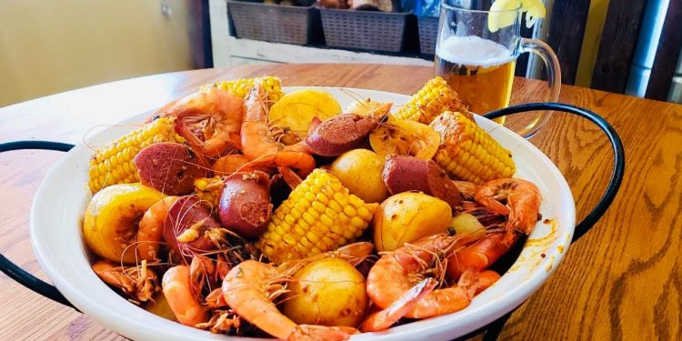 Camarones cajún con papas y elotes amarillos, ¡listos en 30 minutos!