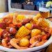 Camarones cajún con papas y elotes amarillos, ¡listos en 30 minutos!