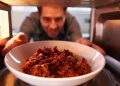 Alimentos que nunca debes calentar en microondas