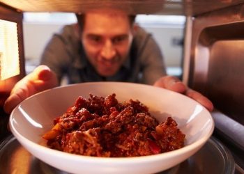 Alimentos que nunca debes calentar en microondas