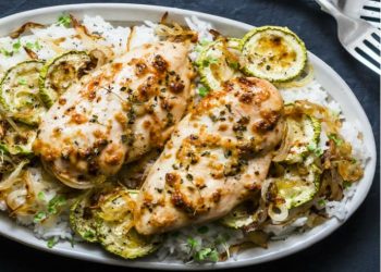 Pechugas de pollo asadas con calabacitas salteadas al limón