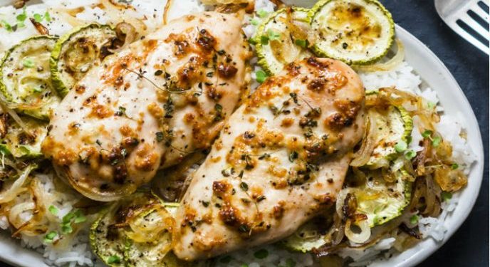 Pechugas de pollo asadas con calabacitas salteadas al limón