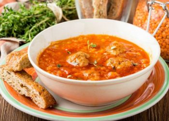 Sopa de verduras con albóndigas en caldillo rojo
