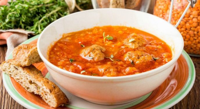 Sopa de verduras con albóndigas en caldillo rojo