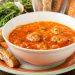 Sopa de verduras con albóndigas en caldillo rojo