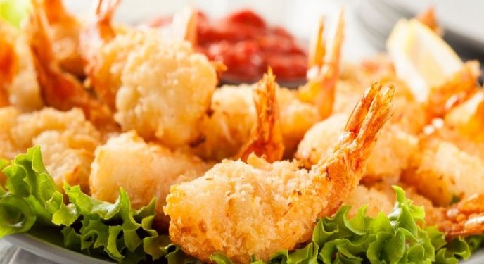 Crujientes camarones empanizados en coco