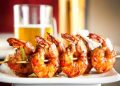 Brochetas agridulces de camarones a la parrilla