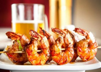 Brochetas agridulces de camarones a la parrilla