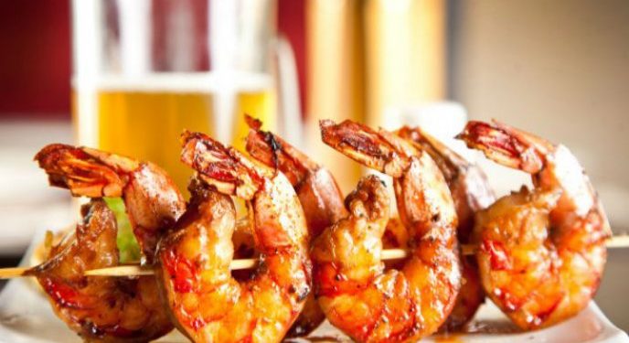 Brochetas agridulces de camarones a la parrilla