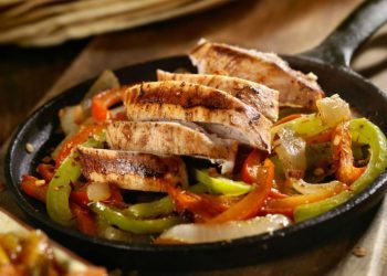 Riquísimas fajitas de pollo con champiñones y pimiento