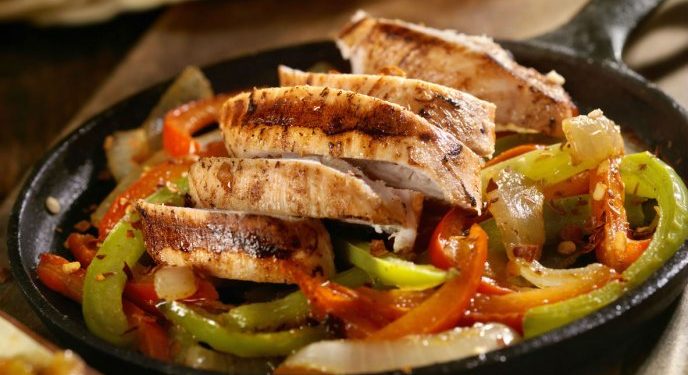 Riquísimas fajitas de pollo con champiñones y pimiento