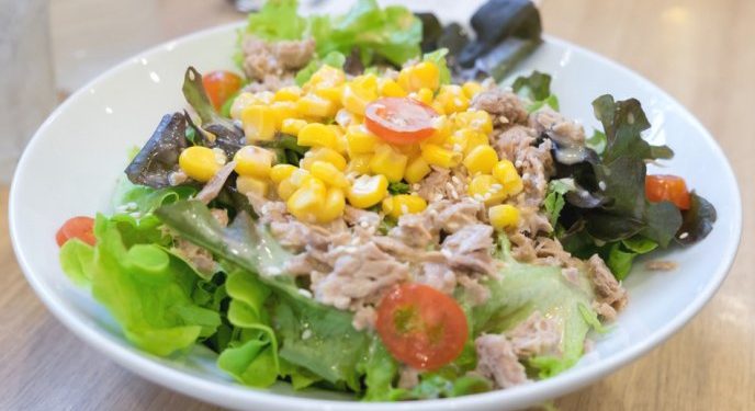 Disfruta de una ensalada de atún con aguacate, rápida y fresca