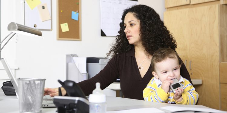 Jamás las madres habían estado tan agotadas como ahora