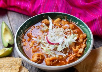 Saludable pozole rojo de verduras y champiñones, ¡sin grasa! (vegetariano)