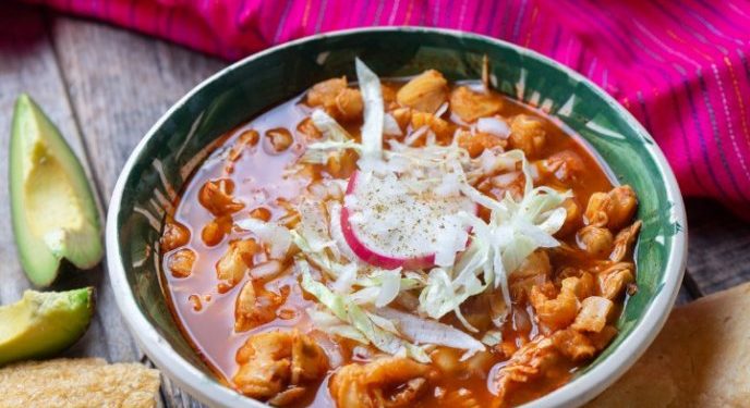 Saludable pozole rojo de verduras y champiñones, ¡sin grasa! (vegetariano)