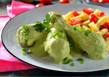 Pollo en salsa poblana (receta con queso crema)