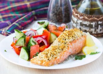 Salmón al horno empanizado de queso parmesano con salsa cremosa de limón