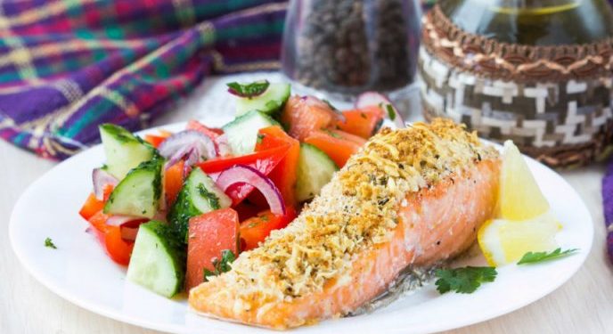 Salmón al horno empanizado de queso parmesano con salsa cremosa de limón