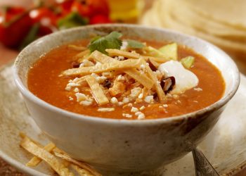 Sopa de tortilla con pollo rostizado