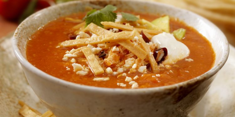 Sopa de tortilla con pollo rostizado