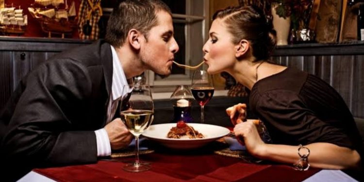 ¿Quién debe pagar cuando salimos en pareja?