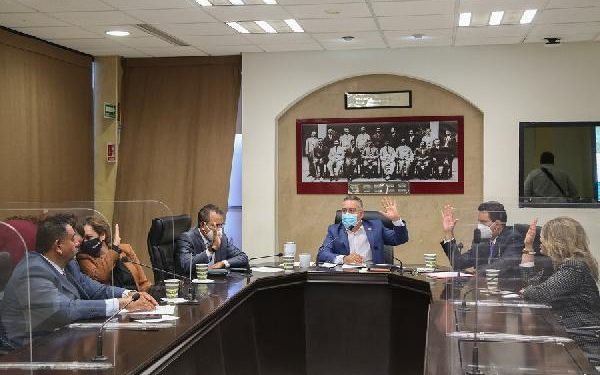 Aprueban exhorto a autoridades estatal y federal en materia de educación y adicionan Ley de Profesiones