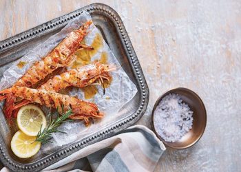 Brochetas de camarón marinado