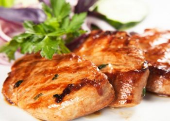 Jugosas chuletas de cerdo en salsa de mostaza, ¡listas en 4 pasos!