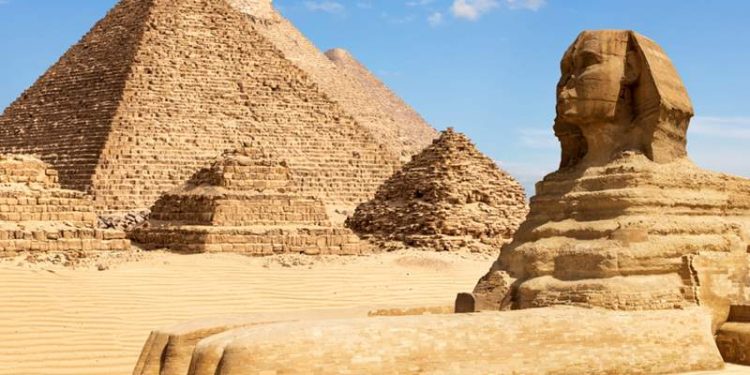 Encuentran por accidente estatua de esfinge egipcia