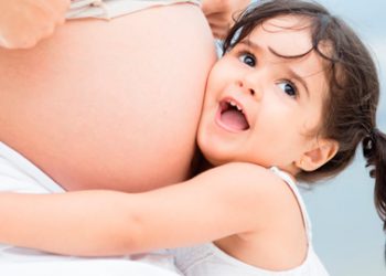 El hermano mayor debe prepararse para la llegada del bebé