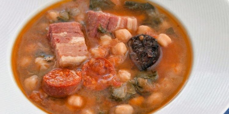 Potaje de garbanzos y espinacas. Receta de abuela
