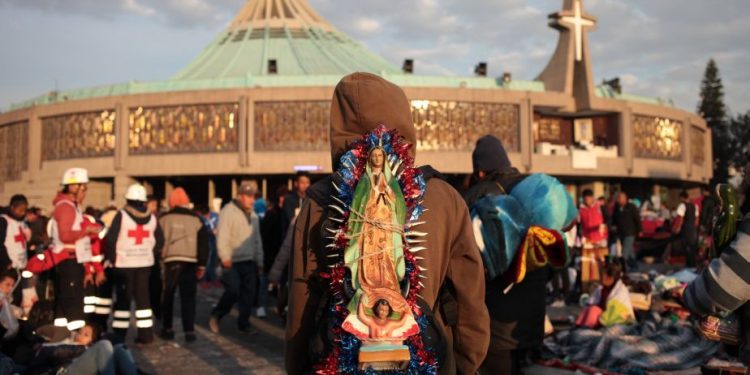 ¿Cómo nace la veneración  de los católicos  hacia la Virgen de Guadalupe?