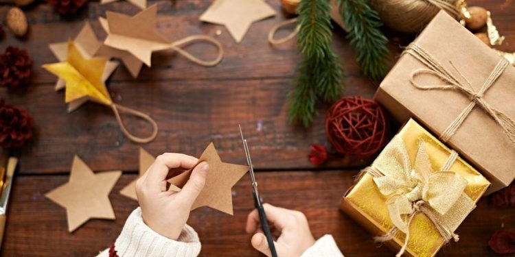 Que los niños se pongan creativos envolviendo regalos