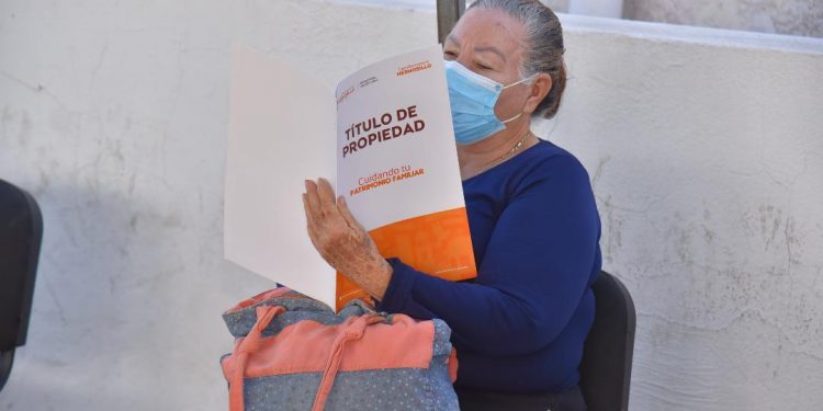 Dan certeza jurídica a familias con entrega de Títulos de Propiedad