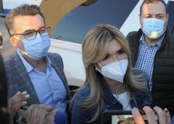 Atestigua gobernadora arribo de primer lote de vacunas contra el COVID-19