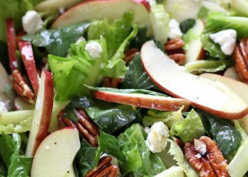 Ensalada de espinacas, manzana y queso de cabra