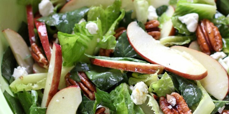 Ensalada de espinacas, manzana y queso de cabra