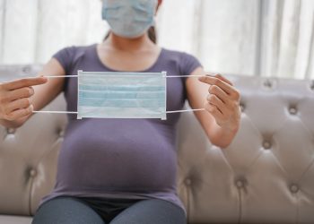Debem embarazadas atenderse al primer síntoma de COVID-19