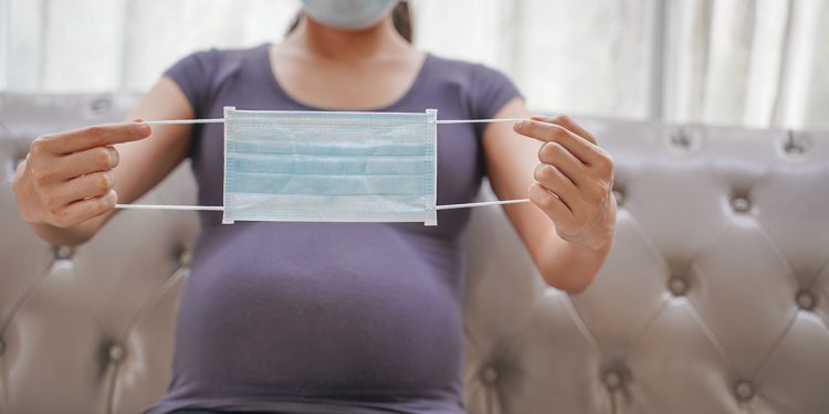 Debem embarazadas atenderse al primer síntoma de COVID-19