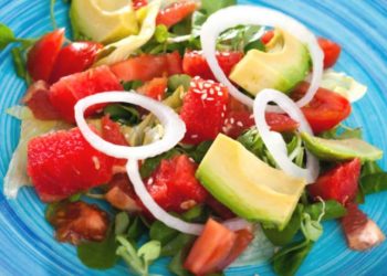 Ensalada de aguacate con sandía alta en antioxidantes