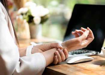 Las otras patologías de la pandemia: se agravan las lesiones físicas por el uso del móvil